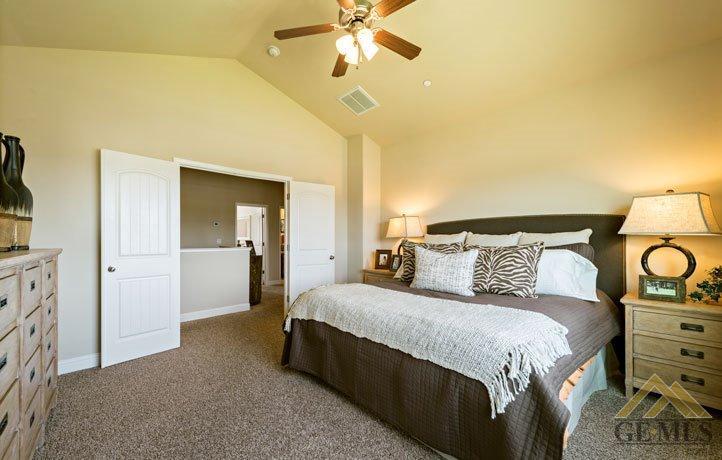 9124 Red Pine Dr, Shafter, CA 93263 photo 6