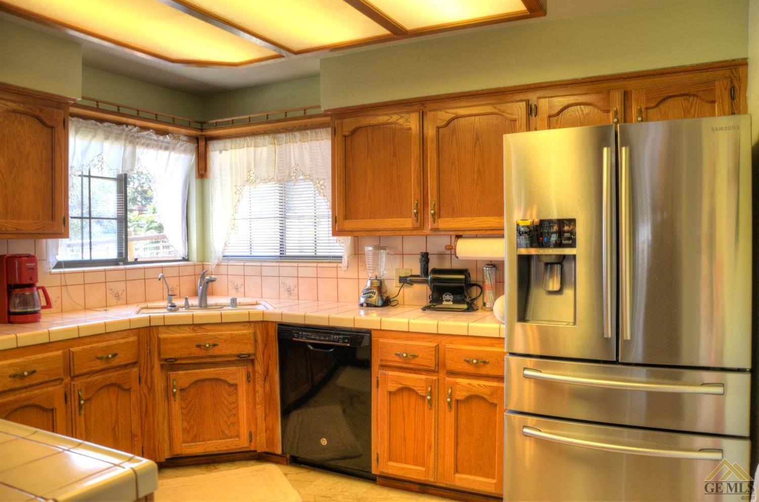 21400 Hacienda Dr, Tehachapi, CA 93561 photo 2