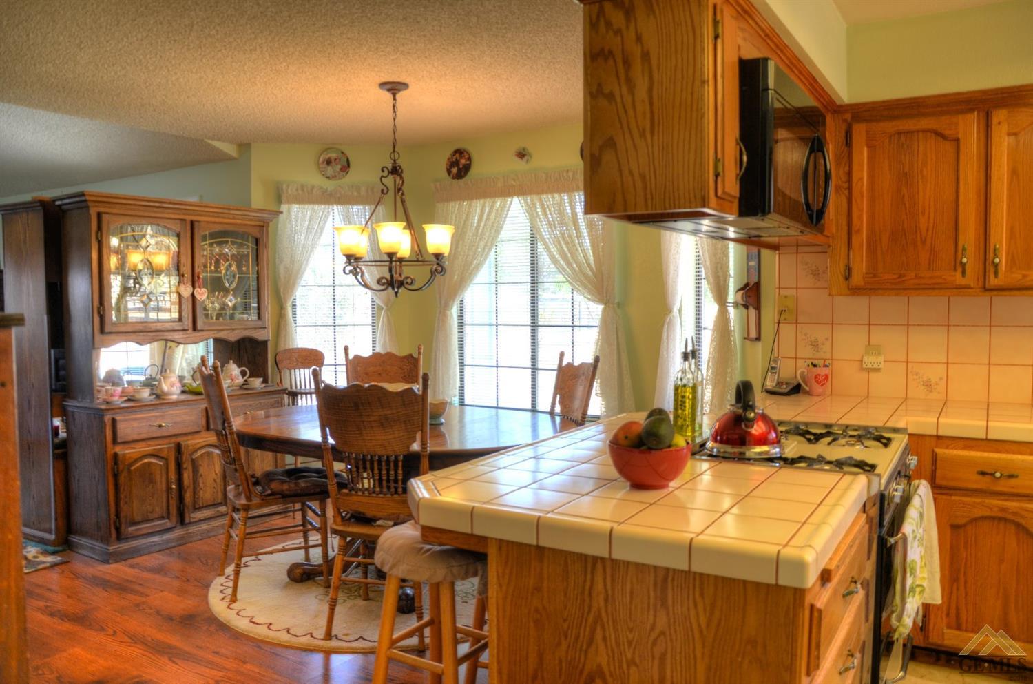 21400 Hacienda Dr, Tehachapi, CA 93561 photo 4