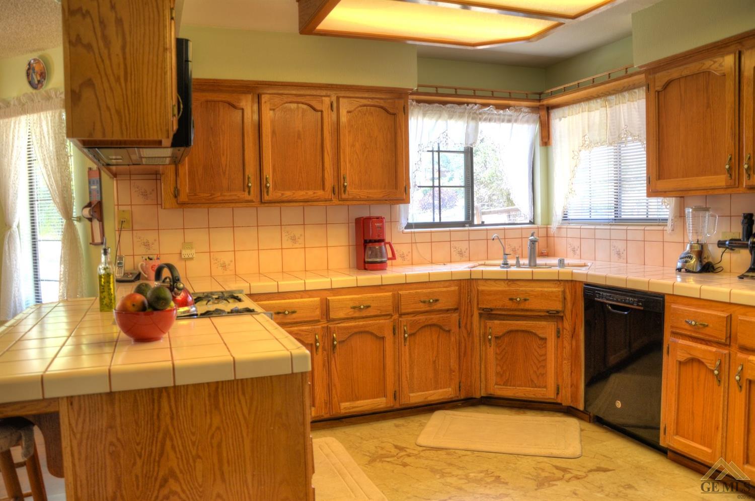 21400 Hacienda Dr, Tehachapi, CA 93561 photo 3