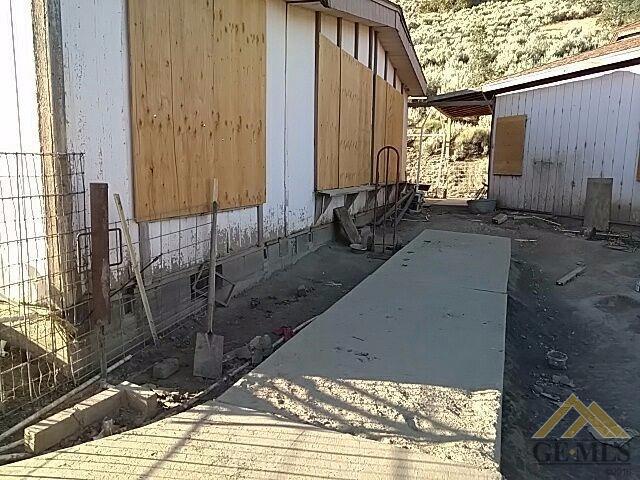 27300 Buckpasser Dr, Tehachapi, CA 93561 photo 4