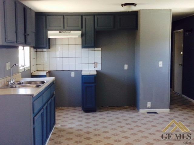 908 Curtis Dr, Bakersfield, CA 93307 photo 2