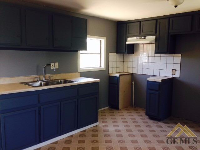 908 Curtis Dr, Bakersfield, CA 93307 photo 3