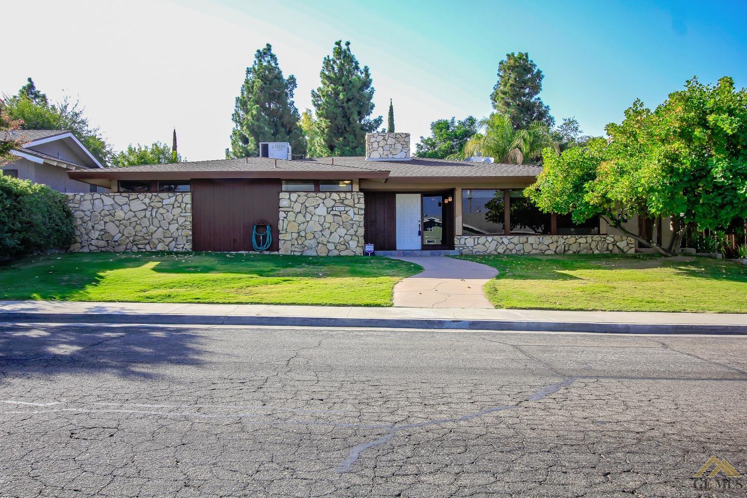 907 3rd St, Taft, CA 93268 photo 1