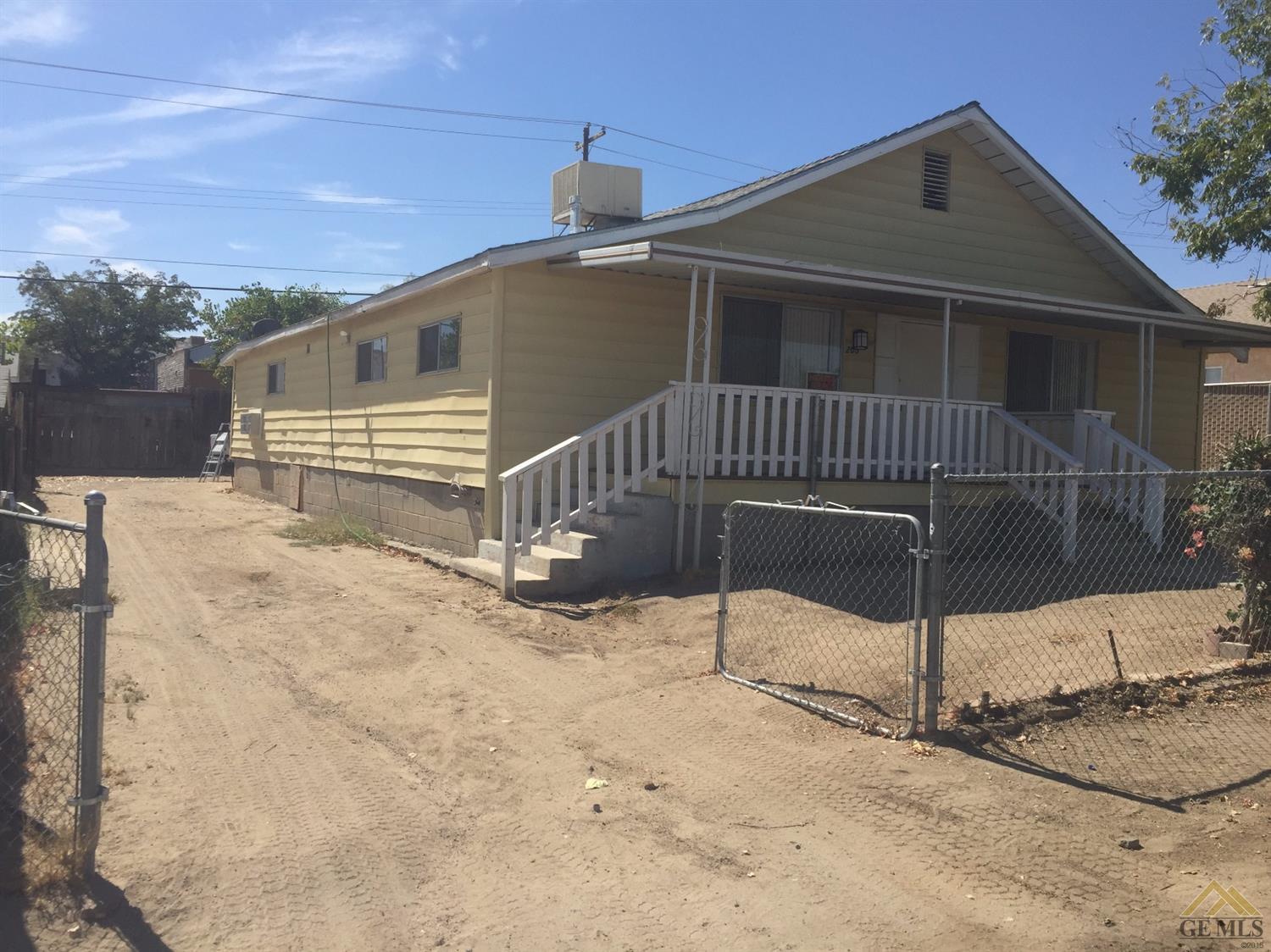 205 E St, Taft, CA 93268 photo 1
