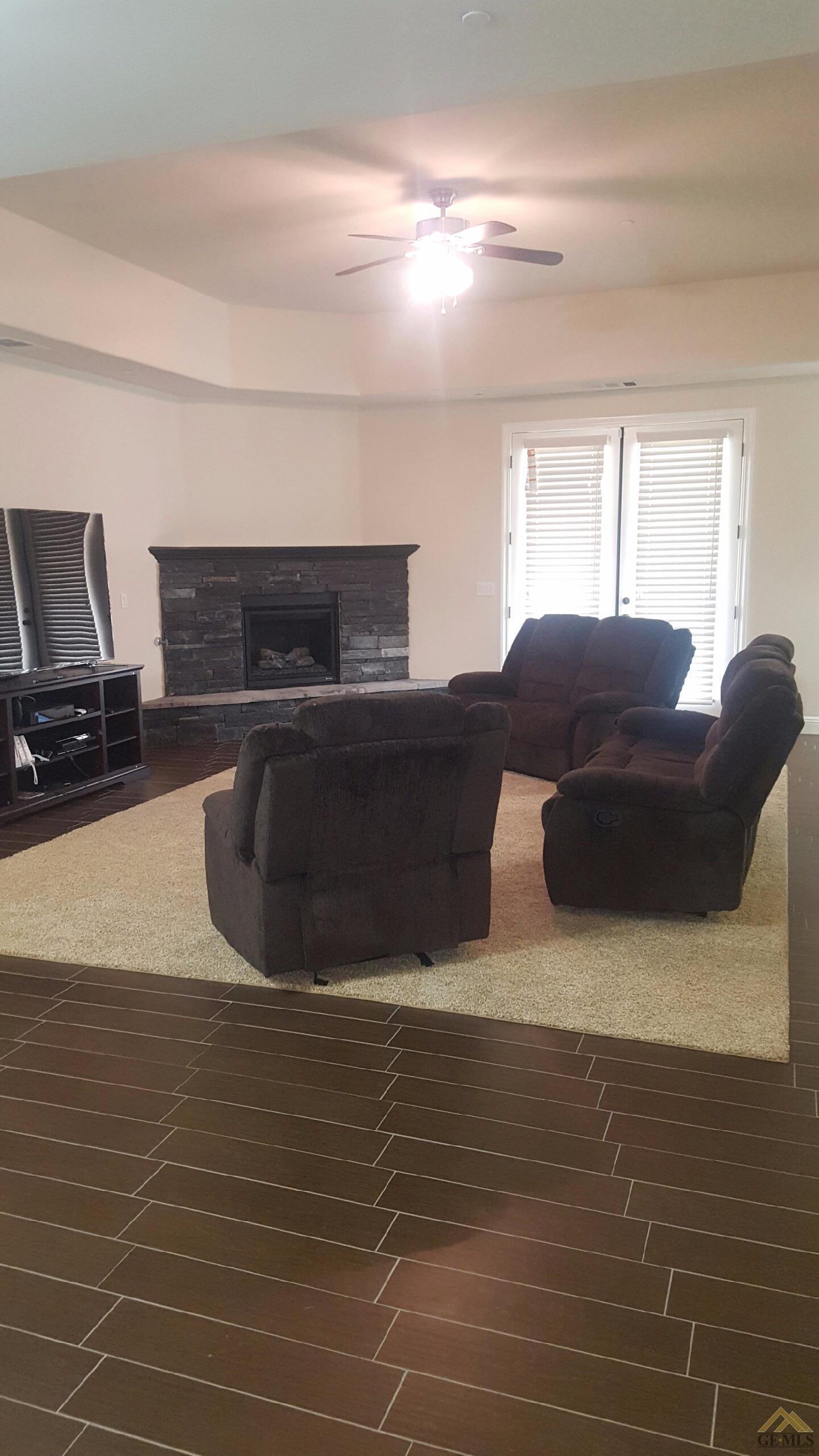 517 Padre Dr, Shafter, CA 93263 photo 2