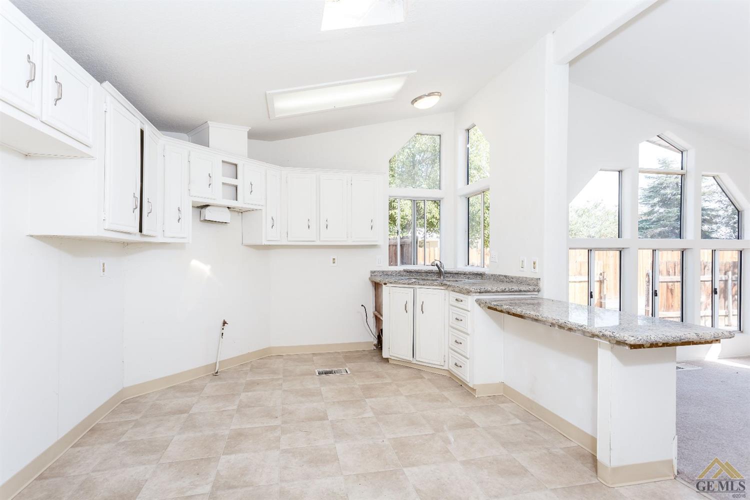 27548 Maple St, Taft, CA 93268 photo 4