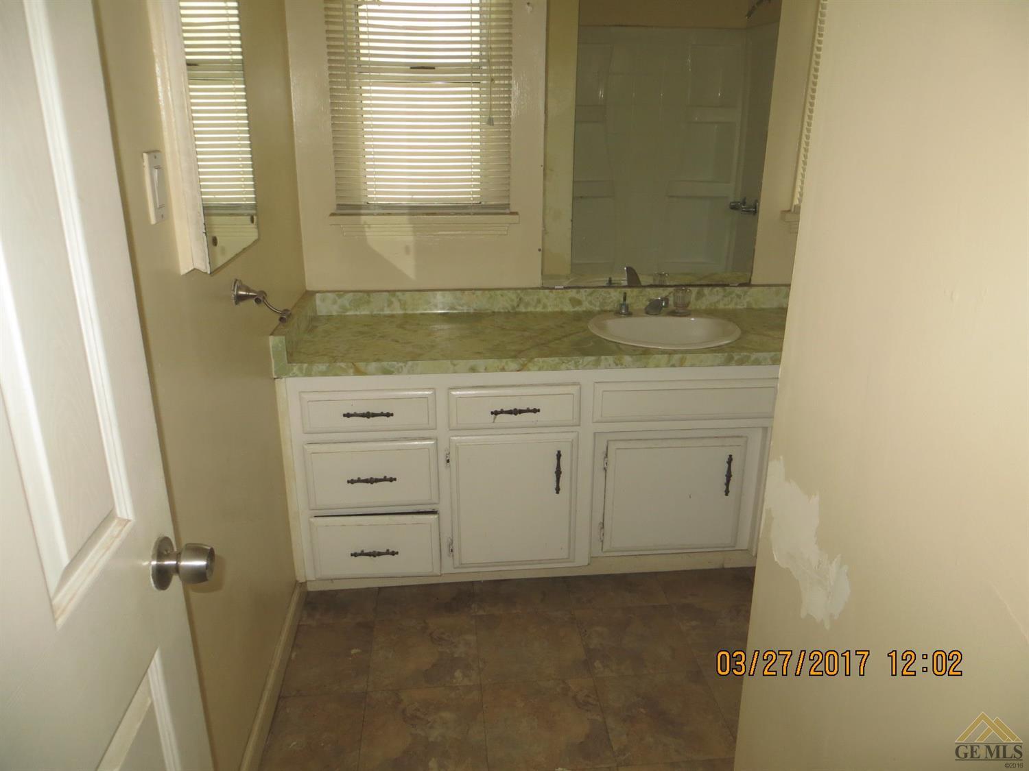806 E 19th St, Bakersfield, CA 93305 photo 7