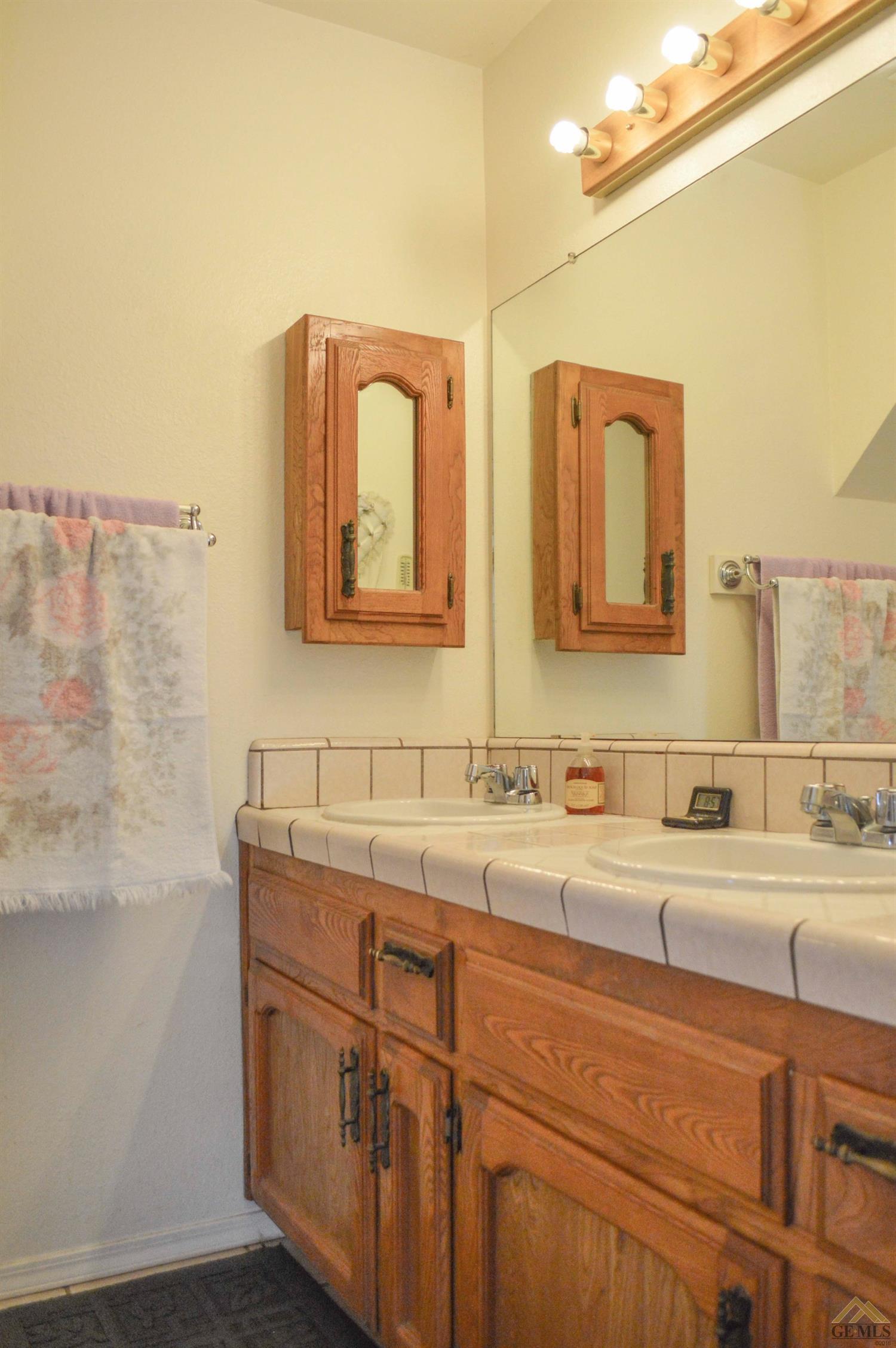 21004 Ridgeway Dr, Tehachapi, CA 93561 photo 2