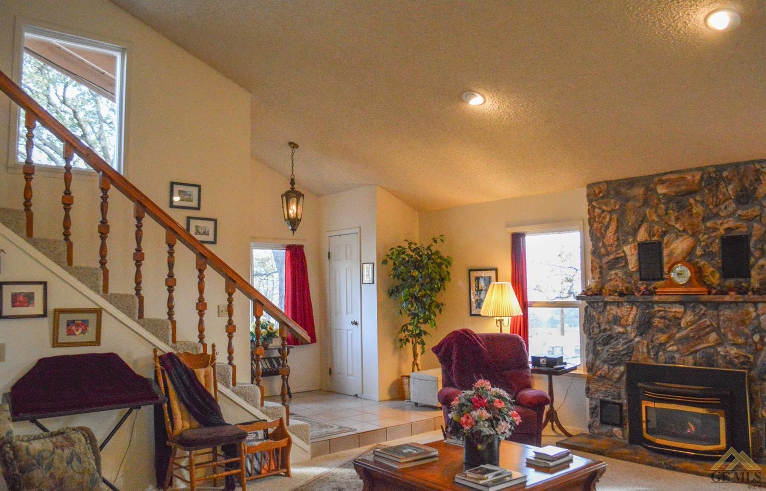 21004 Ridgeway Dr, Tehachapi, CA 93561 photo 4