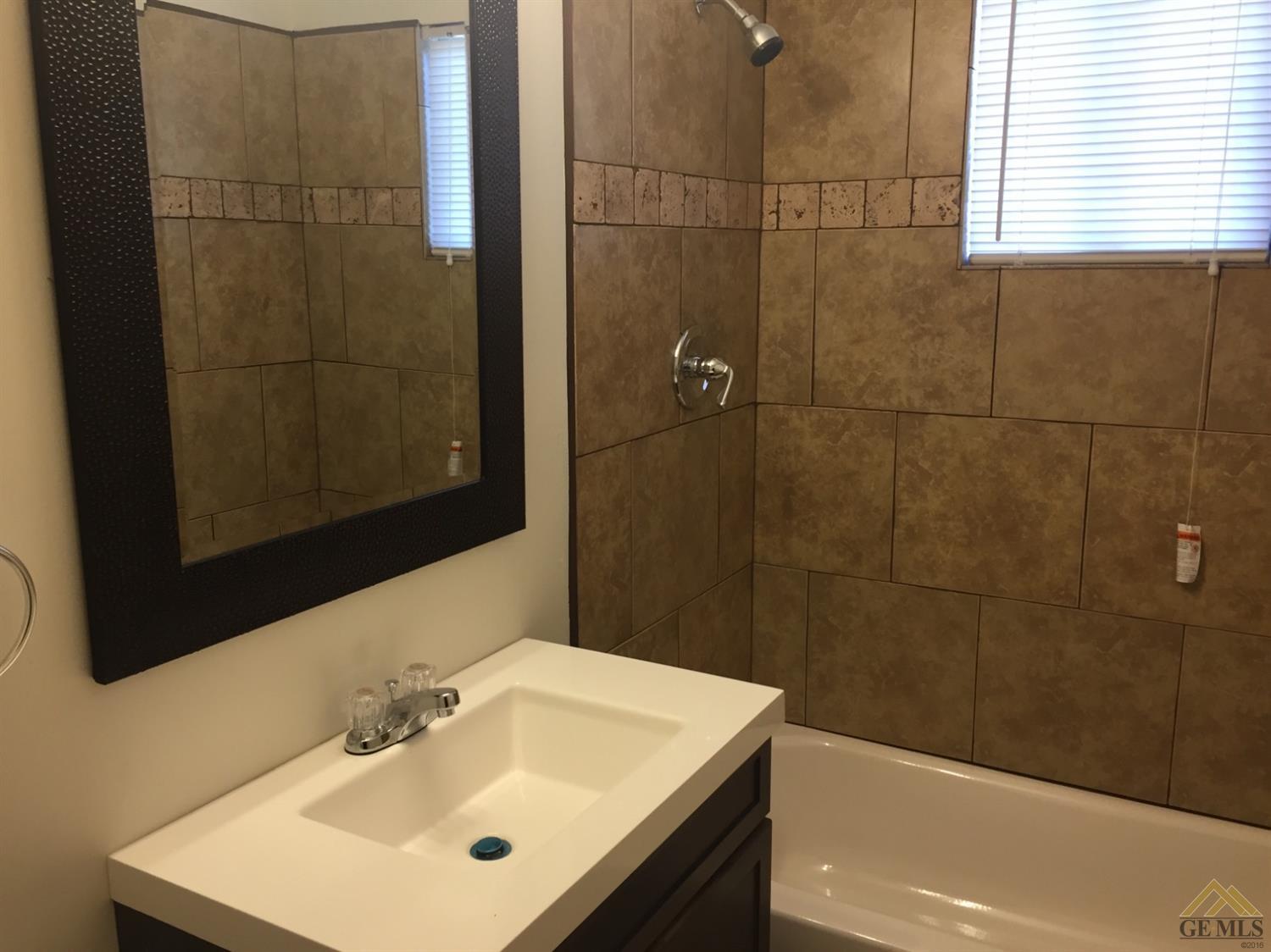 10104 Stobaugh St, Lamont, CA 93241 photo 6