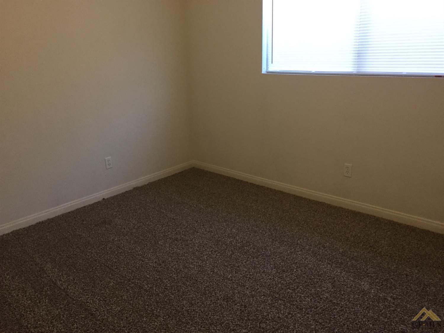 10104 Stobaugh St, Lamont, CA 93241 photo 7