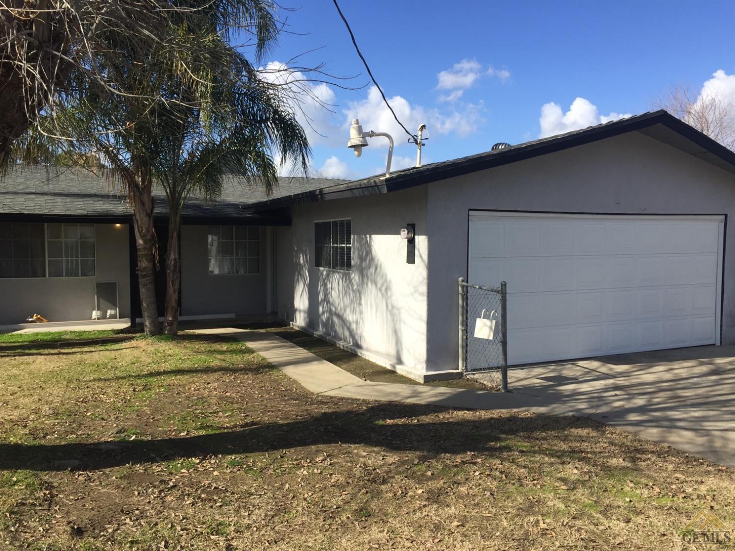 10104 Stobaugh St, Lamont, CA 93241 photo 2