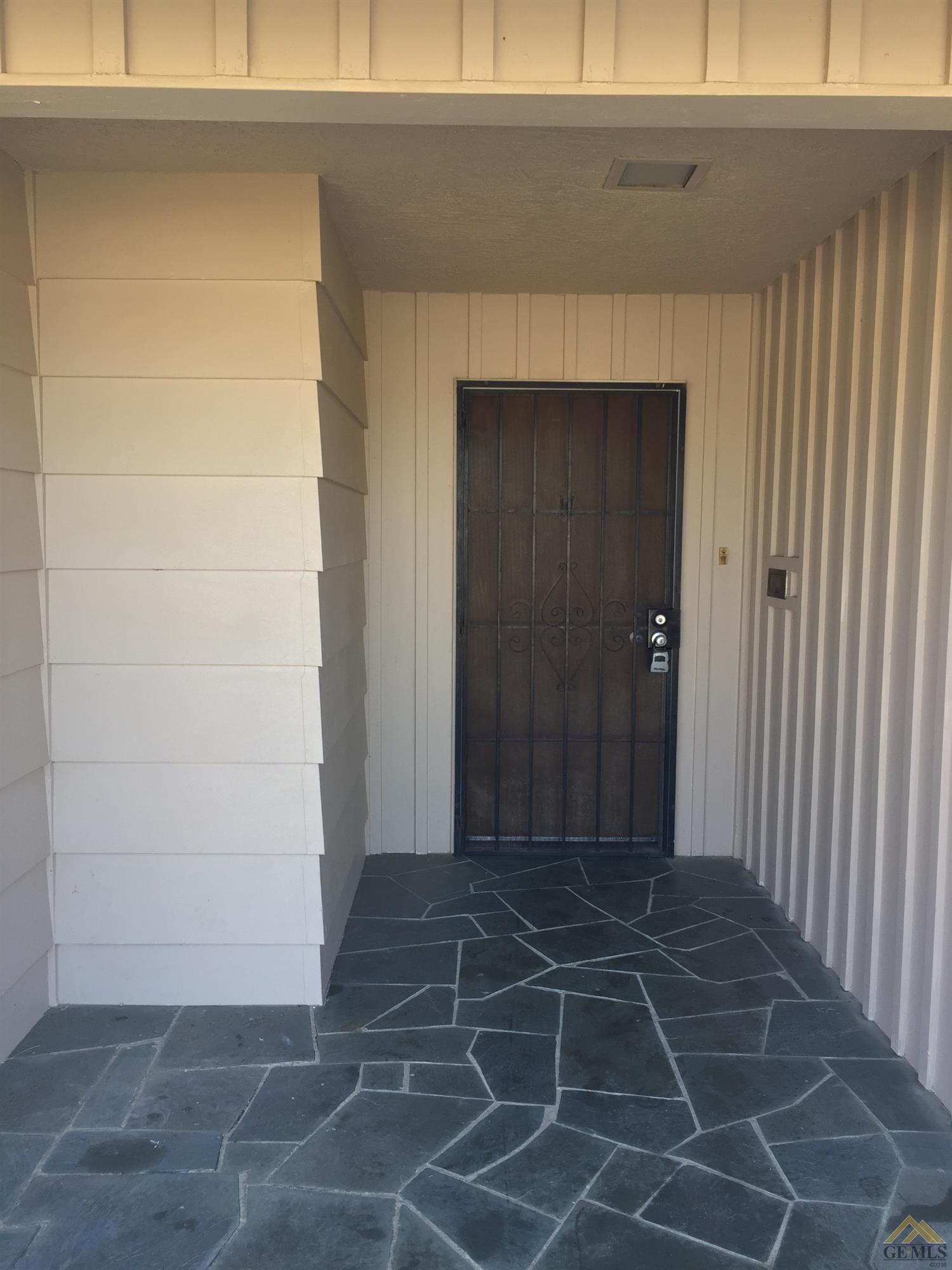 421 Stokes Ln, Taft, CA 93268 photo 2