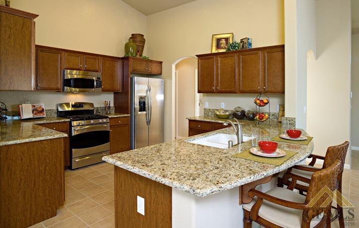 9529 Mountain Peak Ln, Shafter, CA 93263 photo 2