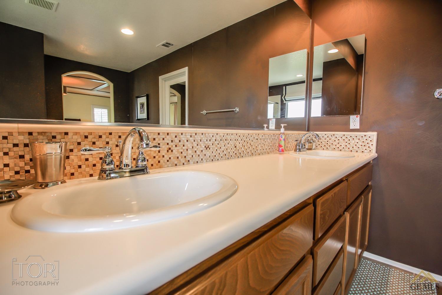 4704 Basque St, Bakersfield, CA 93313 photo 4