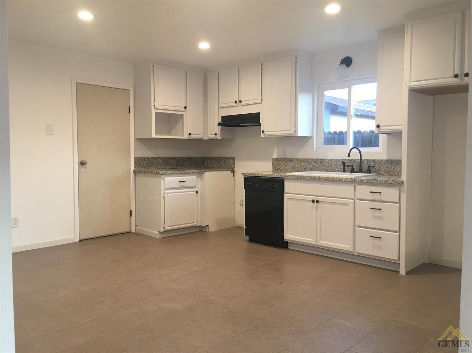 5717 Gary Pl, Bakersfield, CA 93307 photo 2