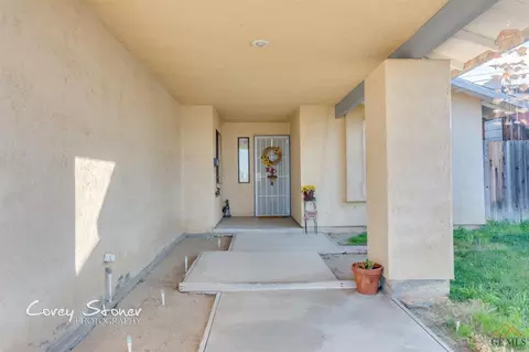 521 E St, Taft, CA 93268 photo 2