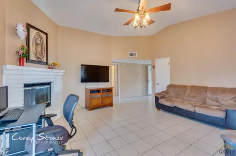 521 E St, Taft, CA 93268 photo 8