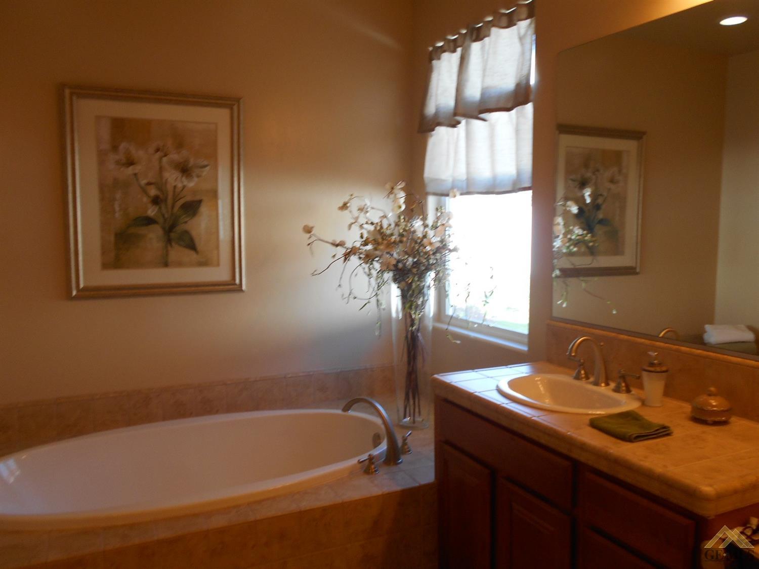 119 Mabel Thorp Dr, Bakersfield, CA 93312 photo 8