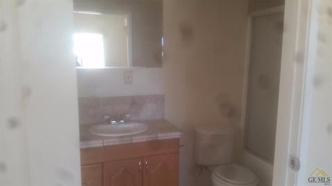 327 Mark St, Shafter, CA 93263 photo 2