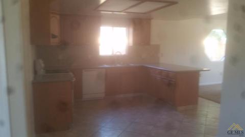 327 Mark St, Shafter, CA 93263 photo 4