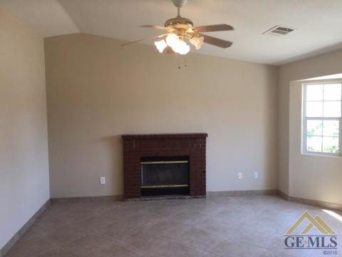 1032 Hazelnut St, Wasco, CA 93280 photo 3