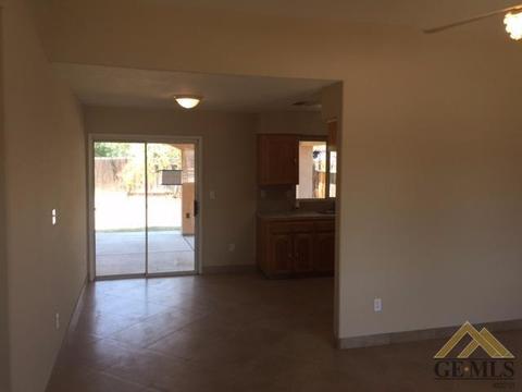 1032 Hazelnut St, Wasco, CA 93280 photo 5