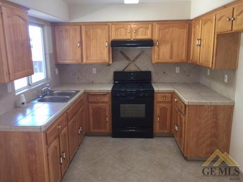 1032 Hazelnut St, Wasco, CA 93280 photo 8