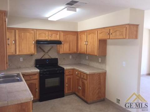 1032 Hazelnut St, Wasco, CA 93280 photo 7