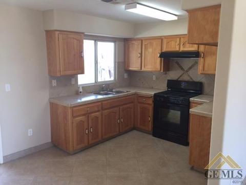1032 Hazelnut St, Wasco, CA 93280 photo 6