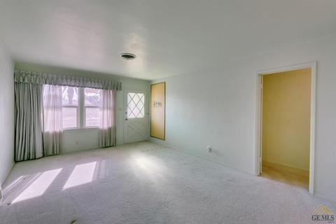 345 Walnut St, Shafter, CA 93263 photo 4