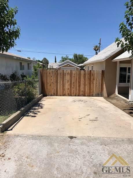 326 E St, Taft, CA 93268 photo 2