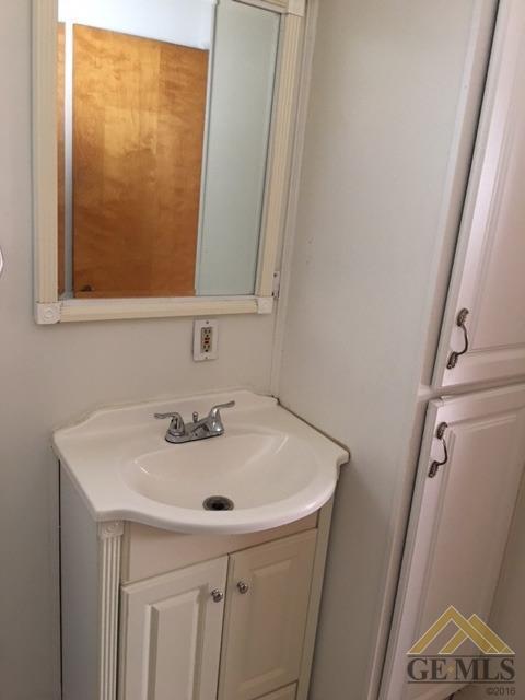 454 Campus Dr, Arvin, CA 93203 photo 8