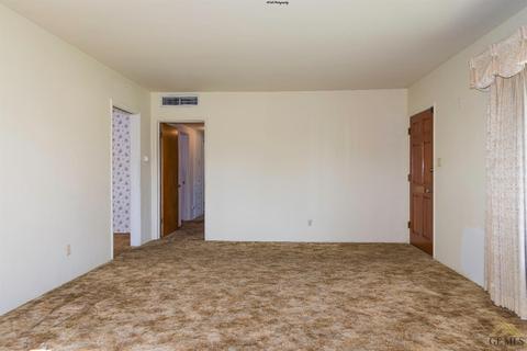 403 Elm St, Shafter, CA 93263 photo 4