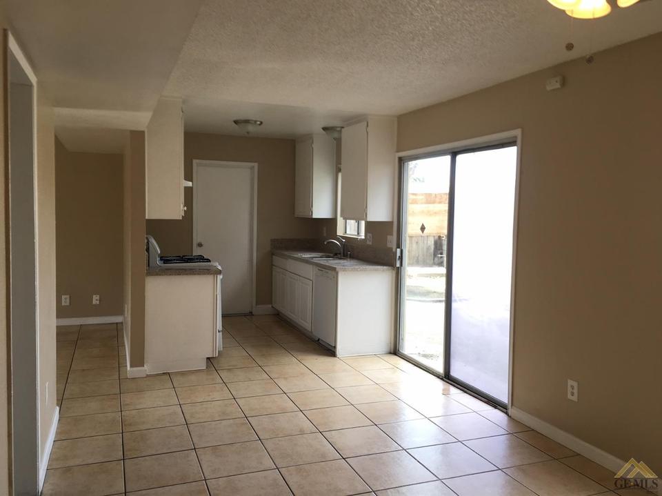  4400 Country Wood Ln, Bakersfield, CA 93313 photo 3