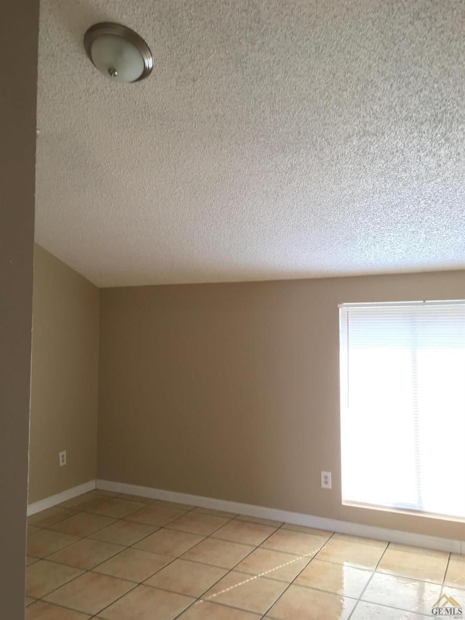  4400 Country Wood Ln, Bakersfield, CA 93313 photo 2