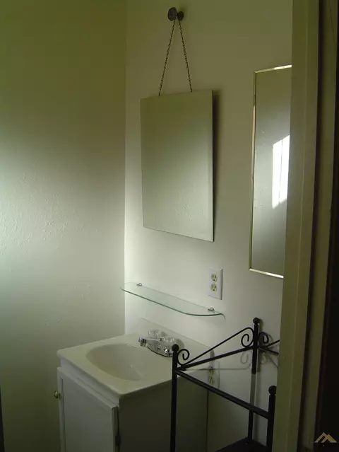 300 Warren St, Taft, CA 93268 photo 8