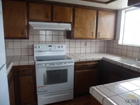 501 E St, Taft, CA 93268 photo 10