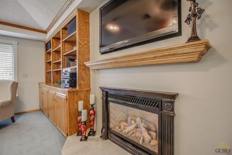295 Oak Ct, Shafter, CA 93263 photo 7