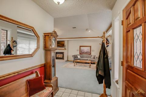295 Oak Ct, Shafter, CA 93263 photo 2