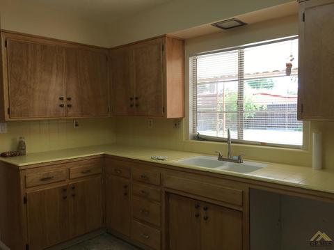 448 Campus Dr, Arvin, CA 93203 photo 4