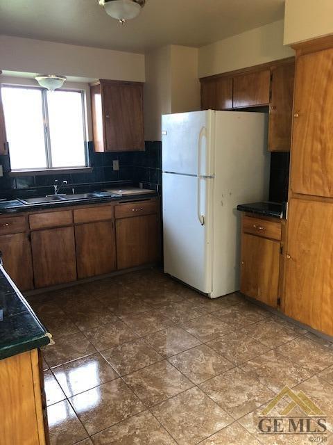 1302 Packard Dr, Arvin, CA 93203 photo 6
