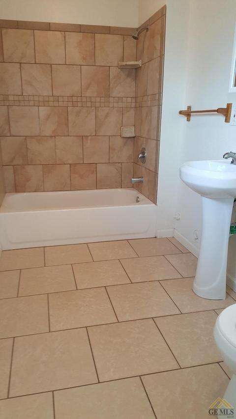 435 Wall St, Shafter, CA 93263 photo 4