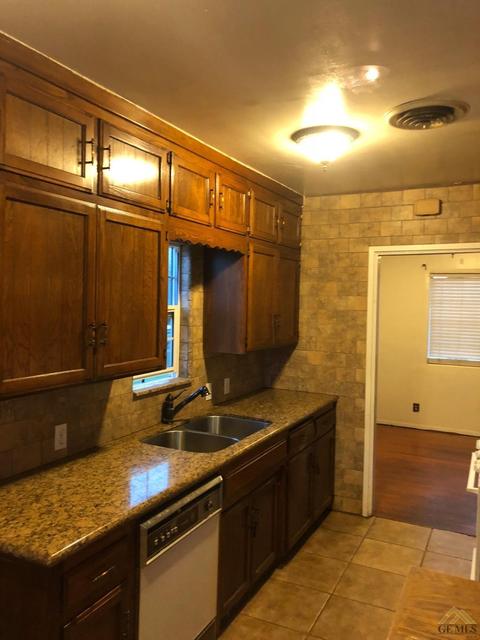 320 Plumtree Dr, Arvin, CA 93203 photo 2