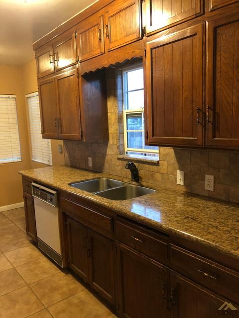 320 Plumtree Dr, Arvin, CA 93203 photo 8