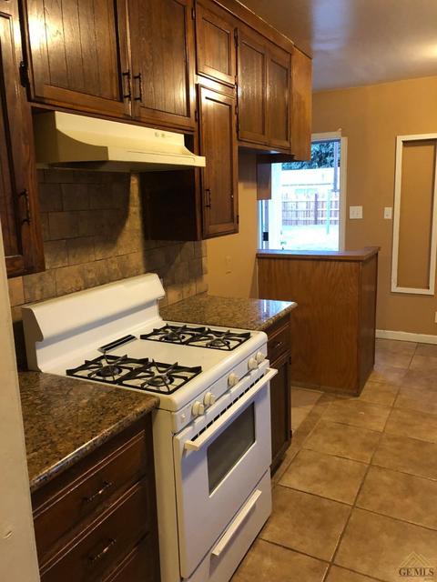 320 Plumtree Dr, Arvin, CA 93203 photo 3