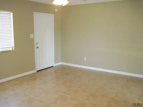 209 E Harding Ave, Bakersfield, CA 93308 photo 4