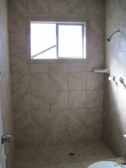 209 E Harding Ave, Bakersfield, CA 93308 photo 5