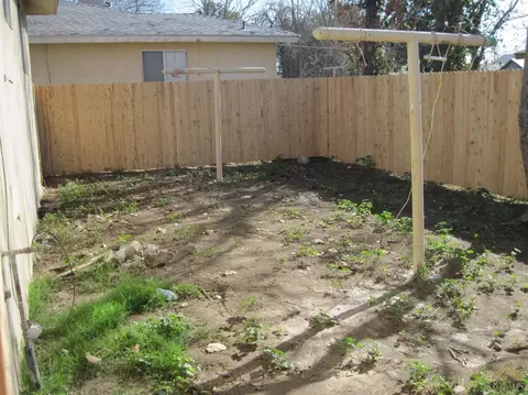 209 E Harding Ave, Bakersfield, CA 93308 photo 2